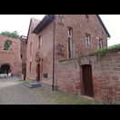 Vor der Kaiserpfalz aus der Stauferzeit in Gelnhausen